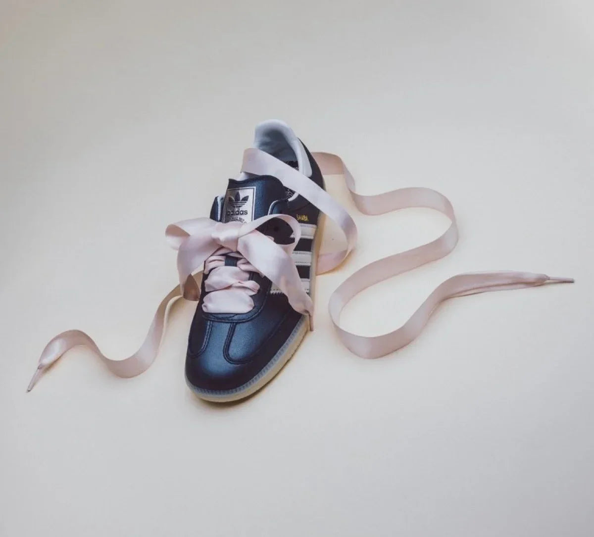 Tênis Adidas Samba OG Feminino "Black Pink Ribbon Laces" Preto - IH8047