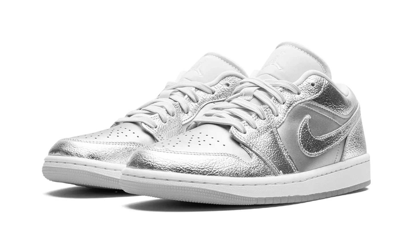 Tênis Air Jordan 1 Low Feminino "Metallic Silver" Cinza - FN5030-001