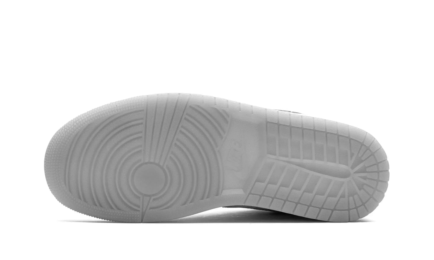 Tênis Air Jordan 1 Low Feminino "Metallic Silver" Cinza - FN5030-001