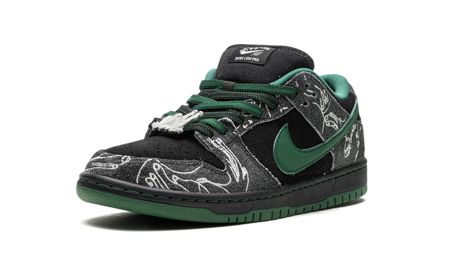 Tênis Nike Dunk Low SB "There Skateboards" Preto / Verde - HF7743-001